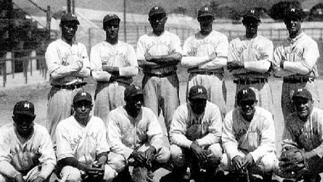 Foto de archivo de un equipo de béisbol posando en el campo