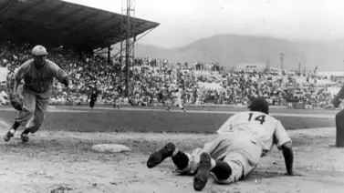 Foto de archivo de una jugada en el plato con el estadio lleno
